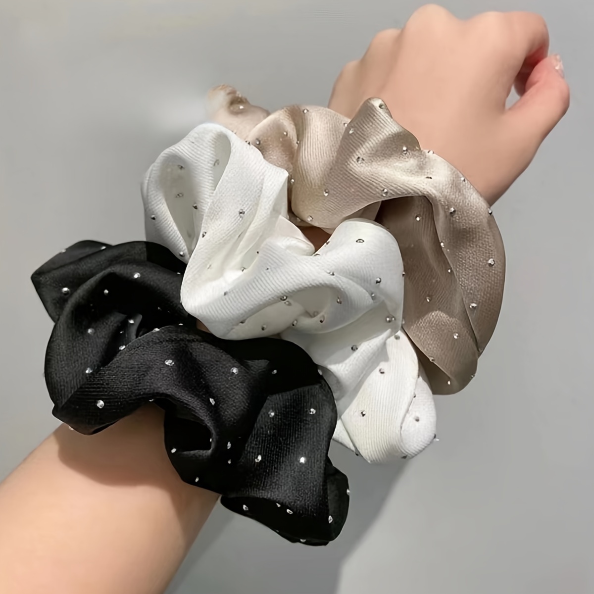 Travel Accessories Comfort - 모조 다이아몬드 장식 새틴 스크런치, 포니테일